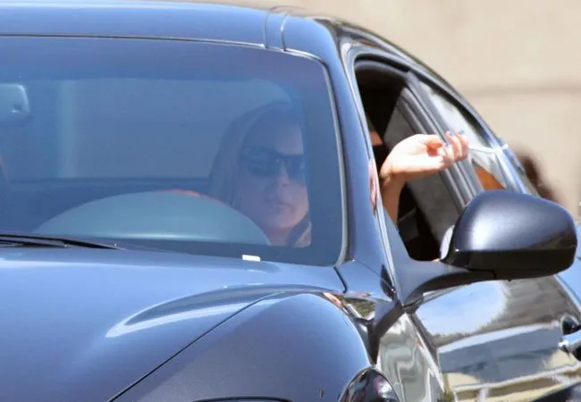  Lindsay Lohan foi vista fumando enquanto dirigia