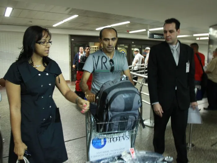  Gomes (ao centro), que trabalhava como guia turístico no Egito, chegou hoje em São Paulo