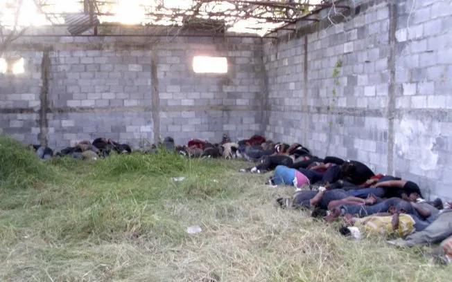  Os corpos de 72 homens e mulheres supostamente mortos pelo grupo Los Zetas são vistos em rancho em cidade de San Fernando