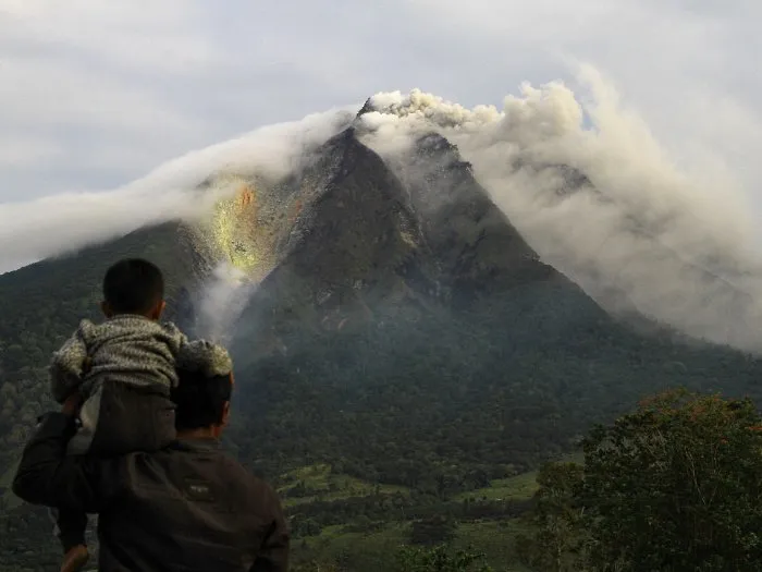  Homem e seu filho olham o Sinabung no distrito de Karo, no norte da ilha de Sumatra