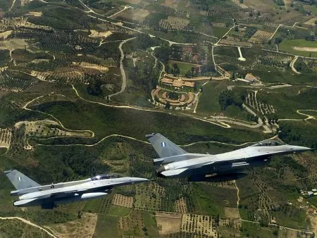  Caças F-16 da Força Aérea da Grécia sobrevoam a região do Peloponeso; imprensa local diz que aviões se chocaram durante voo na última quinta