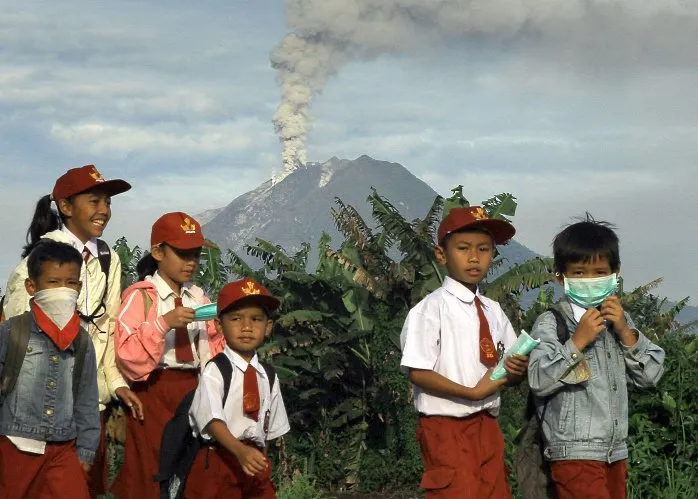  Crianças indonésias caminham para casa depois que as aulas na região de Tanah Karoh foram suspensas; vulcão Sinabung entrou em erupção pela segunda vez após 400 anos e provocou a retirada de 24 mil pessoas e atrapalhou o tráfego aéreo