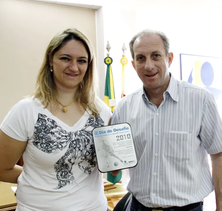  O prefeito de Apucarana, João Carlos de Oliveira recebeu uma homenagem em comemoração a vitória do Dia do Desafio 2010
