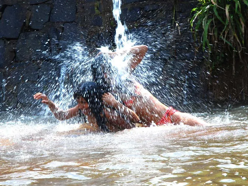 Meninas se banham para amenizar calor em Apucarana 