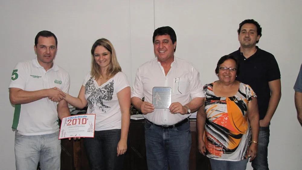  O troféu foi entregue ao prefeito José Borba , em seu gabinete, diretora do Sesc de Apucarana, Andréa Patrícia Rinaldo