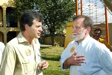 Os candidatos ao governo do Estado Osmar Dias (PDT) e Beto Richa (PSDB) trocaram ataques verbais ontem pela manhã num encontro de prefeitos realizado em Curitiba