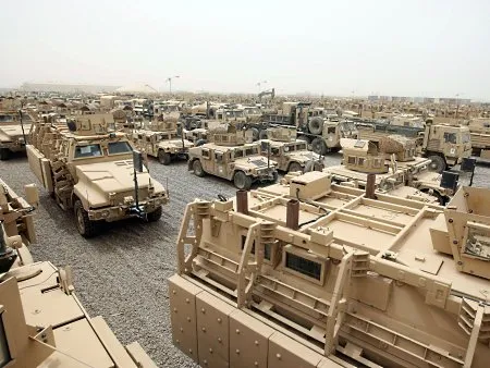 Veículos de guerra dos EUA estão prestes a embarcar de volta ao país; americanos derrubaram Saddam Hussei, mas país mergulhou na guerra civil