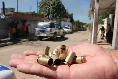 De acordo com a Polícia Militar (PM), próximo ao corpo estavam 14 estojos de munição calibre 9 mm