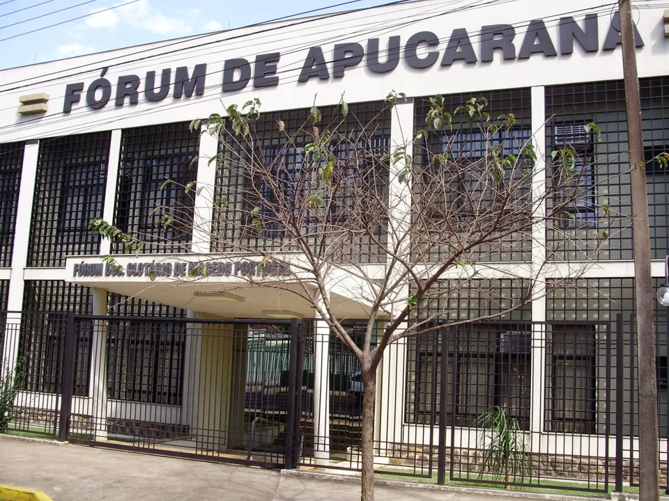  Direito e Justiça: frente do Fórum de Apucarana