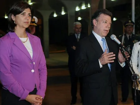  Juan Manuel Santos chegou à Brasília no fim da noite desta terça-feira (31), acompanhado da ministra das Relações Exteriores, María Angela Holguín