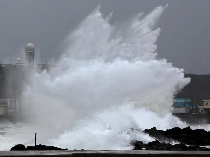  Onda bate contra rochas no porto de Jeju, na Coreia do Sul, durante aproximação do tufão Kompasu