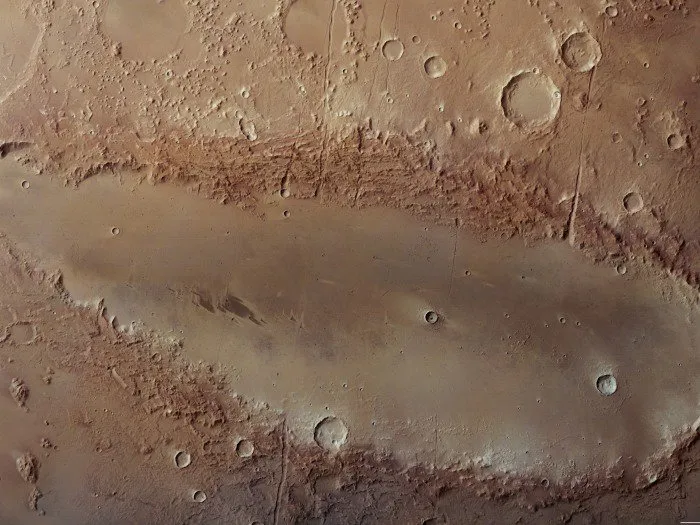  Cientistas ainda não sabem dizer o que teria criado a enorme cratera Orcus Patera, em Marte; agência espacial diz que pequeno corpo celeste pode ter atingido superfície em ângulo muito raso, causando impacto oblíquo