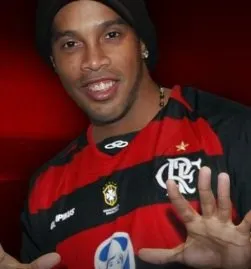  Ronaldinho disse que dará o "máximo" no Flamengo e que espera voltar à seleção