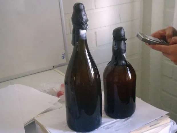  Garrafas de cerveja encontradas em navio naufragado no início do século XIX 