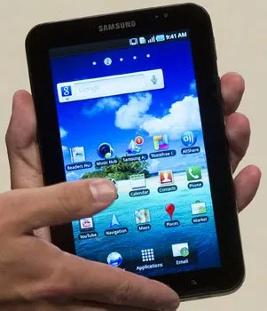 Jornalistas comparam o iPad e o Galaxy Tab durante a IFA
