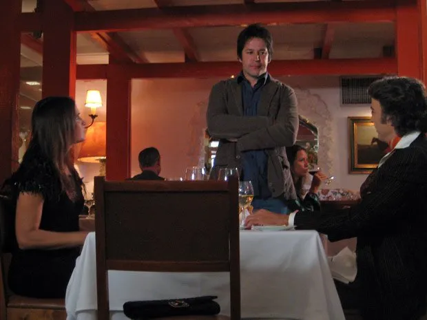 Ari chega de surpresa no restaurante para atrapalhar o jantar de Jacques e Suzana