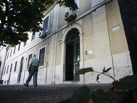  Pessoa caminha em frente à Casa Pia, instituição educacional para menores, em Portugal; instituição está envolvida em escândalo de pedofilia