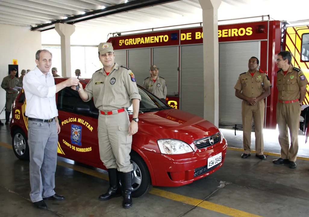 Prefeito de Apucarana, João Carlos de Oliveira, entrega chaves da nova viatura ao capitão Saqueta  