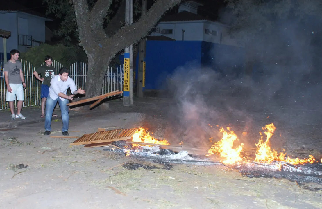  Moradores queimaram pneus e madeira na Rua Miyoje Kogure