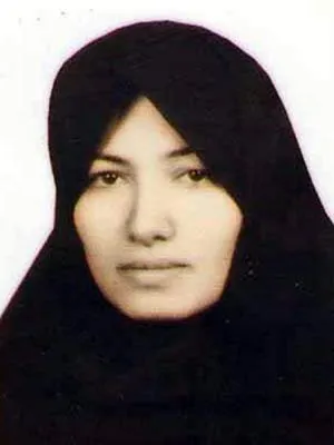  A iraniana Sakineh Mohammadi Ashtiani, condenada à morte do apedrejamento no Irã, cuja pena está sendo revisada pelo governo