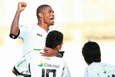  Ygor, do Figueirense, comemora seu gol contra o Paraná Clube