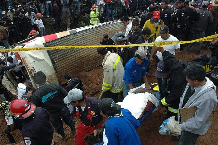  Equipes de resgate tentam salvar as vítimas do ônibus soterrado neste sábado 