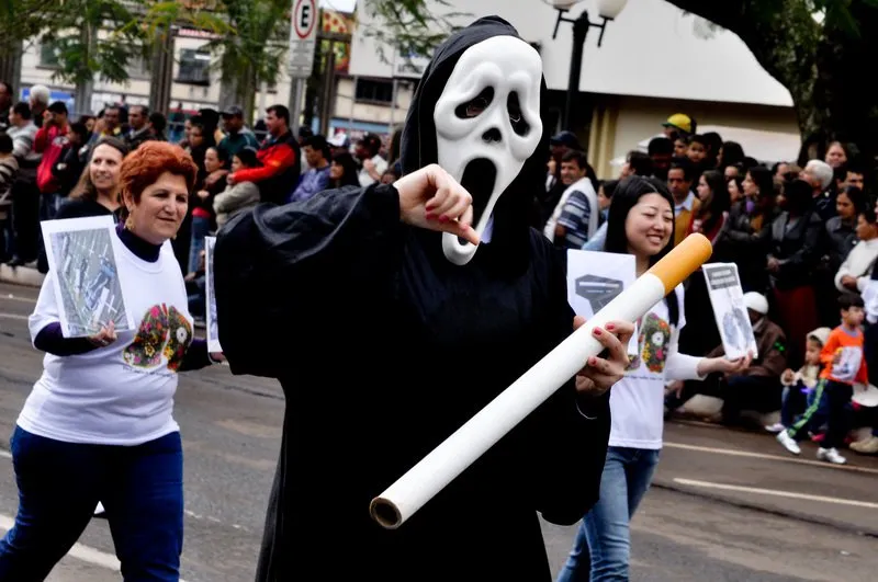 Figura da morte alerta contra fumo no desfile de 7 de Setembro