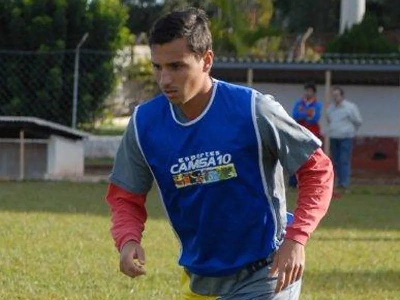 O jovem atacante do Roma Esporte Apucarana, Fábio Freire Martins, de 21 anos, artilheiro do Campeonato Paranaense da Divisão de Acesso 2010, com 17 gols, renovou contrato com o Tricolor por mais duas temporadas