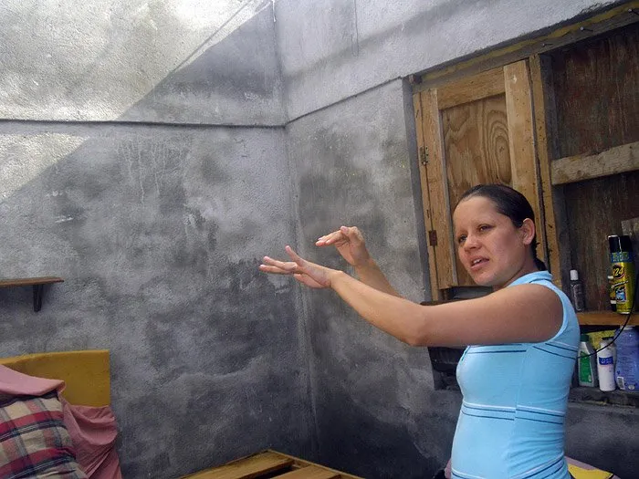  Marisa Santos, mãe do bebê, mostra o lugar da casa onde a criança estava antes de ser levada pela tempestade