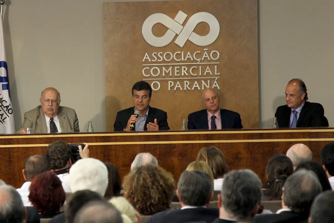  Após o discurso, Beto Richa foi aplaudido pelo auditório lotada da Associação Comercial do Paraná 