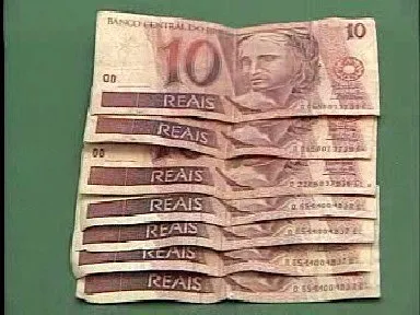  Segundo a denunciante, o ex-marido envolveu as notas falsificadas em uma cédula verdadeira de R$ 10