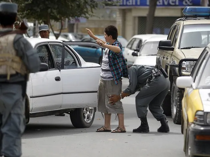  Policiais afegãos fazem revista em carros e pessoas nas ruas de Cabul nesta sexta-feira (17)