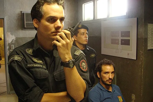 O ator Wagner Moura (à frente) volta a viver o Capitão Nascimento no filme "Tropa de Elite 2", que estreia no dia 8 de outubro
