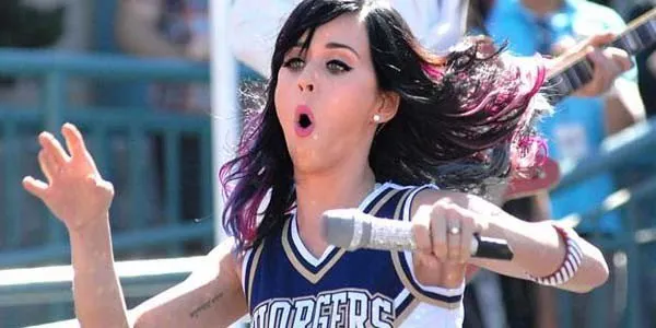  Katy cantou músicas do novo disco, “Teenage Dream”