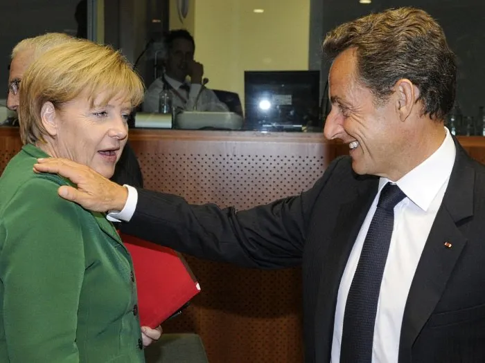  Presidente da França, Nicolas Sarkozy, ao cumprimentar a chanceler da Alemanha, Angela Merkel, em Bruxelas