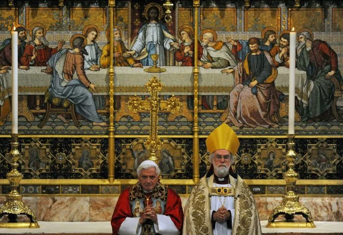  Papa Bento 16 (esq.) e arcebispo de Canterbury, Rowan Williams, conduzem missa na catedral de Westminster