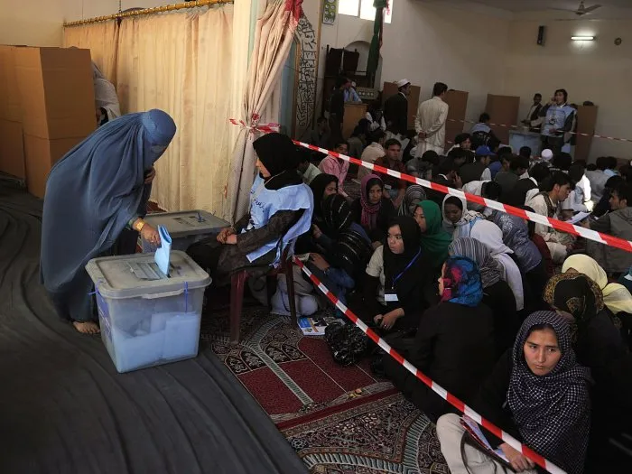  Mulher afegã vota em Cabul, capital do país, neste sábado (18)