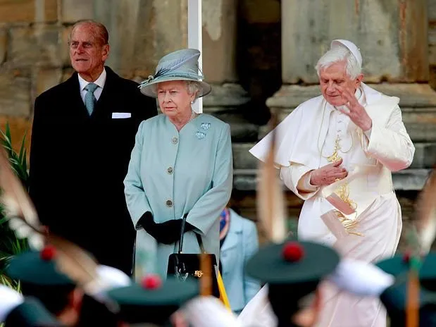  A rainha Elizabeth II recebe o papa Bento XVI no palácio de Holyroodhouse, sua residência oficial em Edimburgo