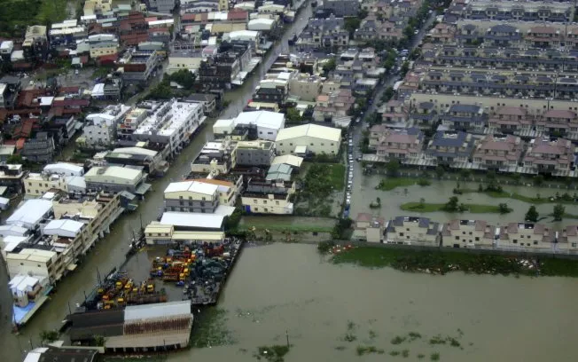  Foto aérea divulgada pelo governo de Taiwan mostra enchente causada pelo Tufão Fanapi na área de Guanzai, no condado de Kaohsiung, no sul da ilha