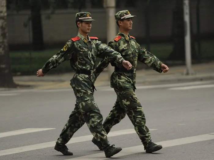  Policiais chineses marcham nos arredores da Embaixada do Japão em Pequim nesta segunda-feira (20)