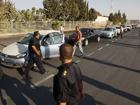  Policiais inspecionam carros que chegam da travessia de Shalom para a faixa de Gaza; governo libera importação de carros após 3 anos