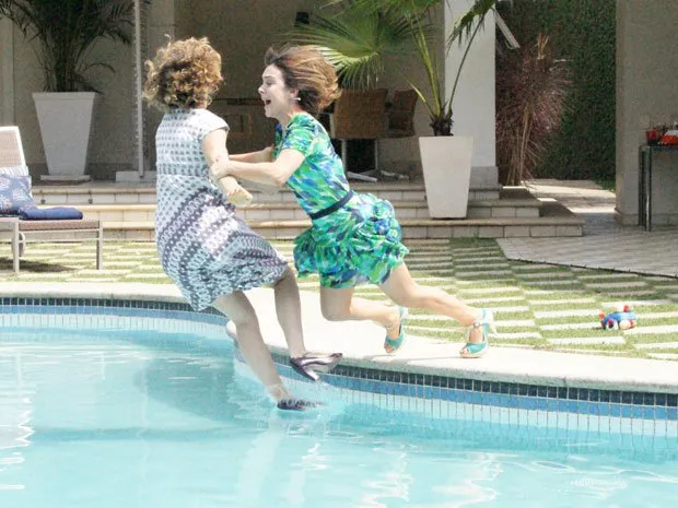  Agostina e Jéssica caem na piscina e a briga continua até debaixo d'água