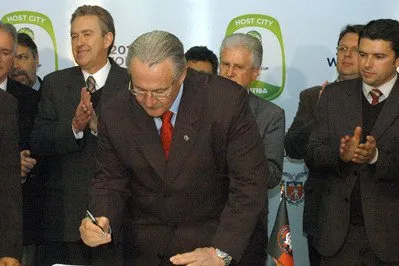  O governador Orlando Pessuti, na assinatura do termo de cooperação financeira para a Copa de 2014