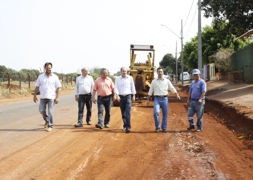 Na visita ao início das obras, o prefeito João Carlos de Oliveira (PMDB) esteve acompanhado do secretário de Infraestrutura Urbana, Herivelto Moreno, e de técnicos da empresa Tapalan
