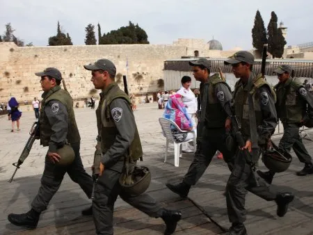  Policiais israelenses marcham na Cidade Velha de Jerusalém após distúrbios nesta quarta; morte de palestino gerou onda de protestos na área