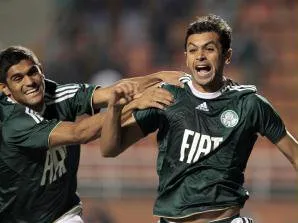 Comprovando a sua força como visitante no Brasileirão, o Palmeiras derrotou o lanterna Prudente por 1 a 0, na noite de quarta-feira, no Estádio Eduardo José Farah