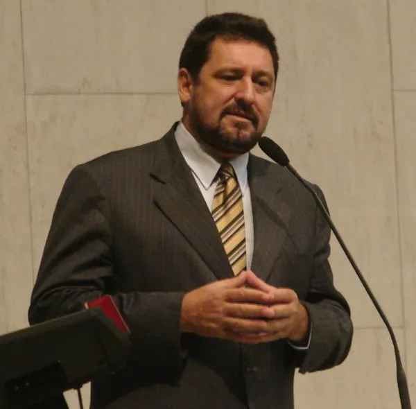 O deputado estadual Vanderlei Siraque, que concorre ao cargo de deputado federal pela coligação "Juntos por São Paulo" foi multado ontem em R$ 5 mil 