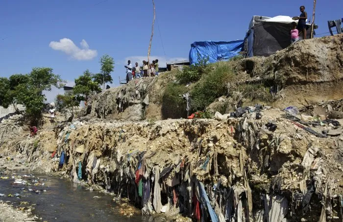  Acampamento improvisado no Haiti reflete o quanto o país ainda necessita de ajuda para se reconstruir após terremoto