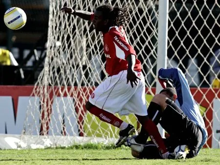  Tinga sofre pênalti de Fábio Costa, ignorado pelo árbitro. Resultado do Pacaembu acabou tirando o título de 2005 do Internacional