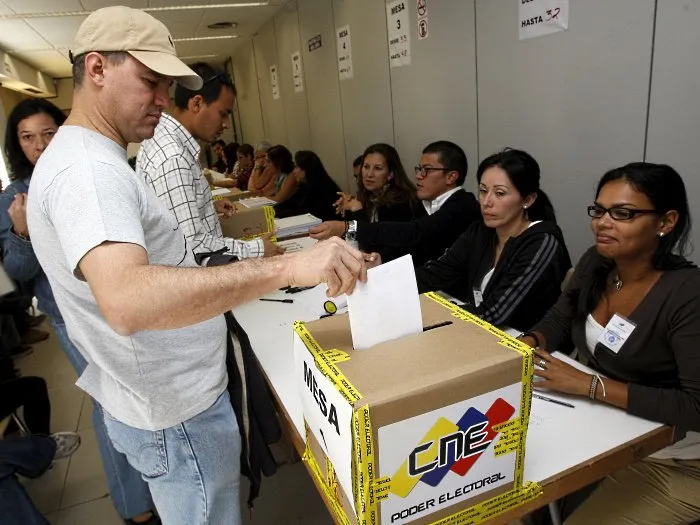  Venezuelanos residentes em Madri, capital da Espanha, votaram em consulado; na Venezuela, urnas também já abriram